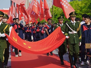 举办2024届成人礼暨高考誓师大 会